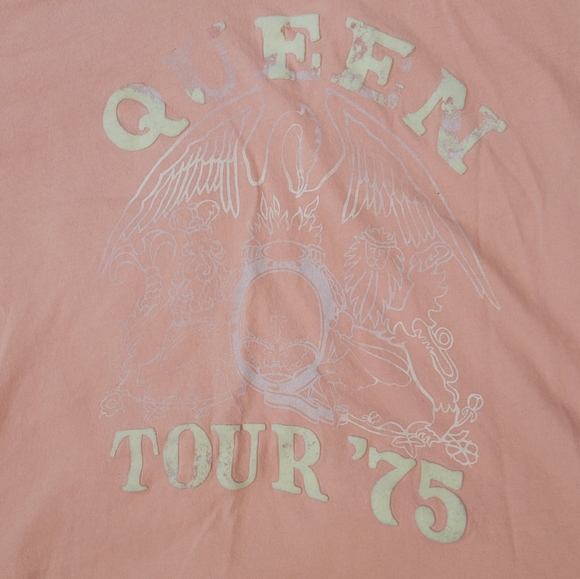 FREE With Purchase Of Anything - Queen Distressed Tshirt World Tour '75 - Picture 2 of 4